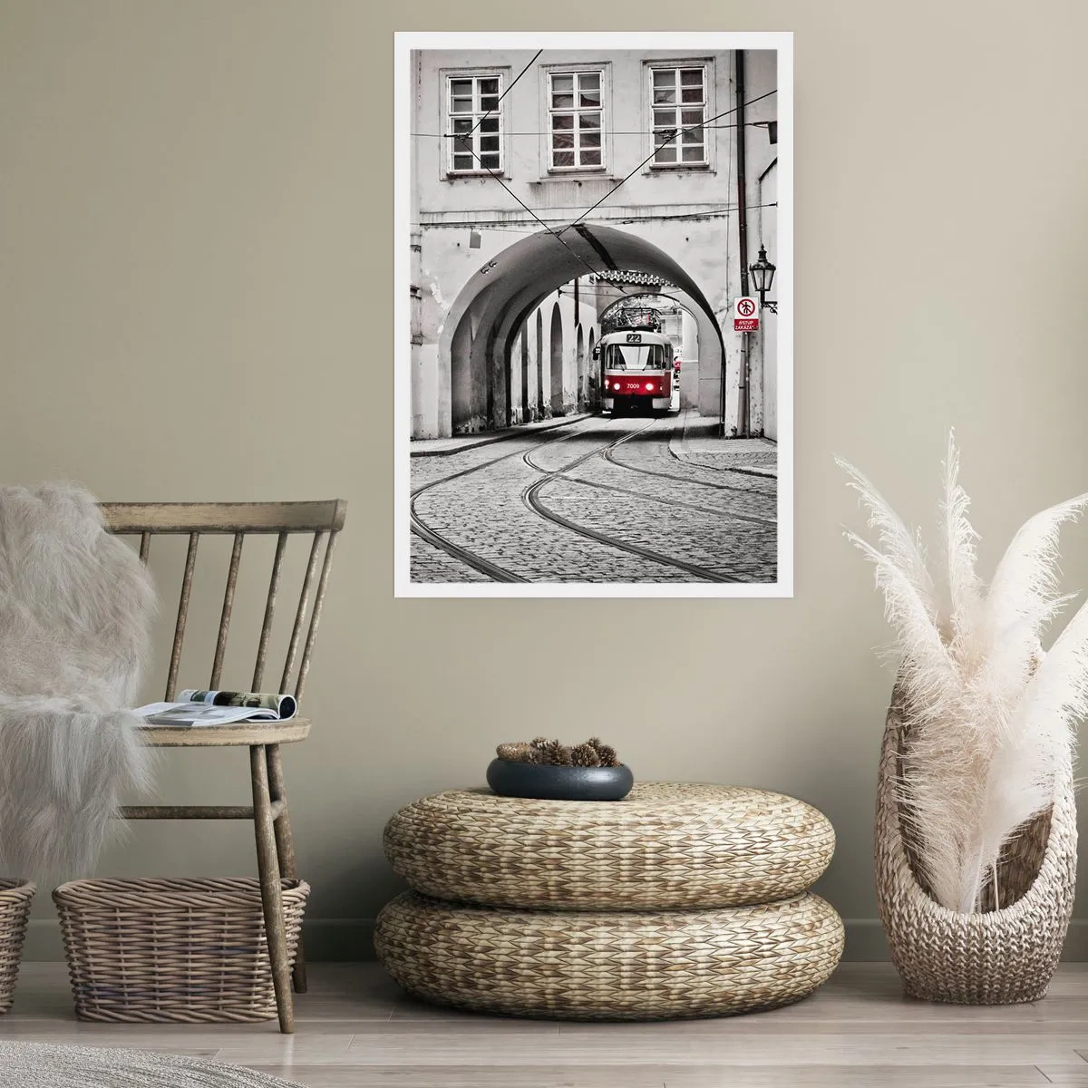 Poster - Rote Straßenbahn in schwarz-weißer Umgebung - 50x70cm - Durch das Stadtlabyrinth - Moderne Wanddekoration für Wohnzimmer und Schlafzimmer ARTTOR