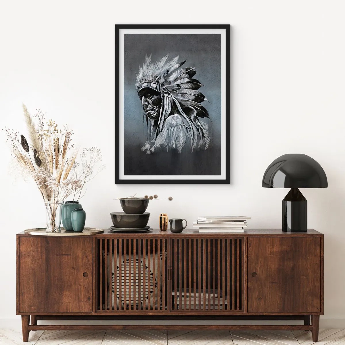 Poster in einem schwarzem Rahmen - Porträt eines Indianerhäuptlings mit Federschmuck vor grauem Hintergrund - 50x70cm - Zurück zu den Wurzeln - Moderne Wanddekoration für Wohnzimmer und Schlafzimmer ARTTOR