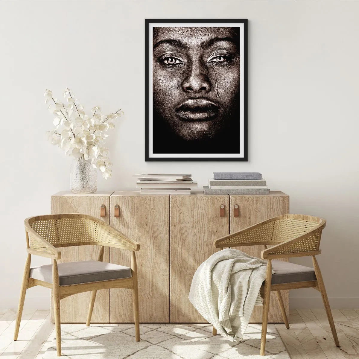 Poster in einem schwarzem Rahmen - Porträt eines Gesichts mit einer ausdrucksstarken Träne im monochromen Stil - 50x70cm - Eine Träne - Moderne Wanddekoration für Wohnzimmer und Schlafzimmer ARTTOR