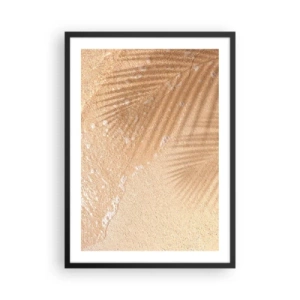 Poster in einem schwarzem Rahmen - Der Schatten der Palmblätter auf dem goldenen Sand des Strandes - 50x70cm - Der Schatten eines heißen Sommers - Moderne Wanddekoration für Wohnzimmer und Schlafzimmer ARTTOR