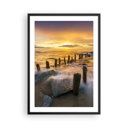 Poster in einem schwarzem Rahmen - Sonnenuntergang über dem Meer mit Holzpfählen am Strand - 50x70cm - Die raue Schönheit der Ostsee - Moderne Wanddekoration für Wohnzimmer und Schlafzimmer ARTTOR