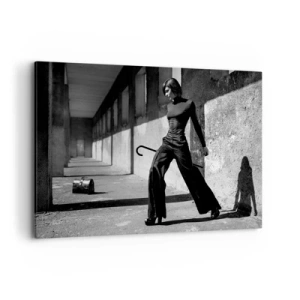 Bild auf Leinwand - Leinwandbild - Stilvolle Frau in einem industriellen Umfeld - 100x70cm - Urbane Eleganz - Moderne Wanddekoration für Wohnzimmer und Schlafzimmer ARTTOR