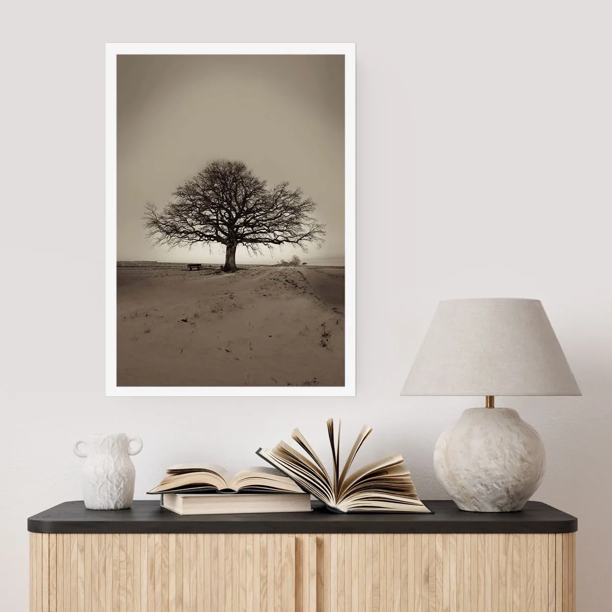 Poster - Ein einsamer Baum in einer leeren Sepia-Landschaft - 50x70cm - Von hier zu Ewigkeit - Moderne Wanddekoration für Wohnzimmer und Schlafzimmer ARTTOR