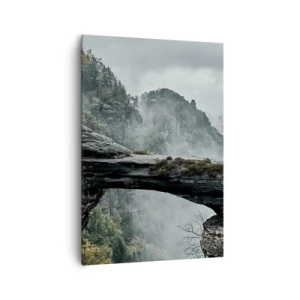 Bild auf Leinwand - Leinwandbild - Ein Steinbogen, umgeben von nebligen Bergen und Wäldern - 70x100cm - Abenteuer beginnt gleich - Moderne Wanddekoration für Wohnzimmer und Schlafzimmer ARTTOR