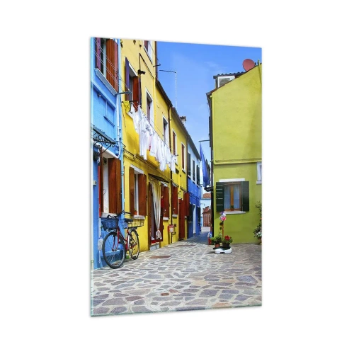 Glasbild - Bild auf glas - Eine farbenfrohe Straße mit Fahrrädern zwischen pastellfarbenen Gebäuden - 80x120cm - Pastell, süße Gasse - Moderne Wanddekoration für Wohnzimmer und Schlafzimmer ARTTOR