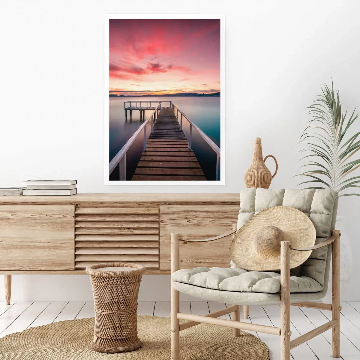 Poster - Ein Pier am See im Licht der untergehenden Sonne - 50x70cm - Die sanfte Flamme des Abends - Moderne Wanddekoration für Wohnzimmer und Schlafzimmer ARTTOR