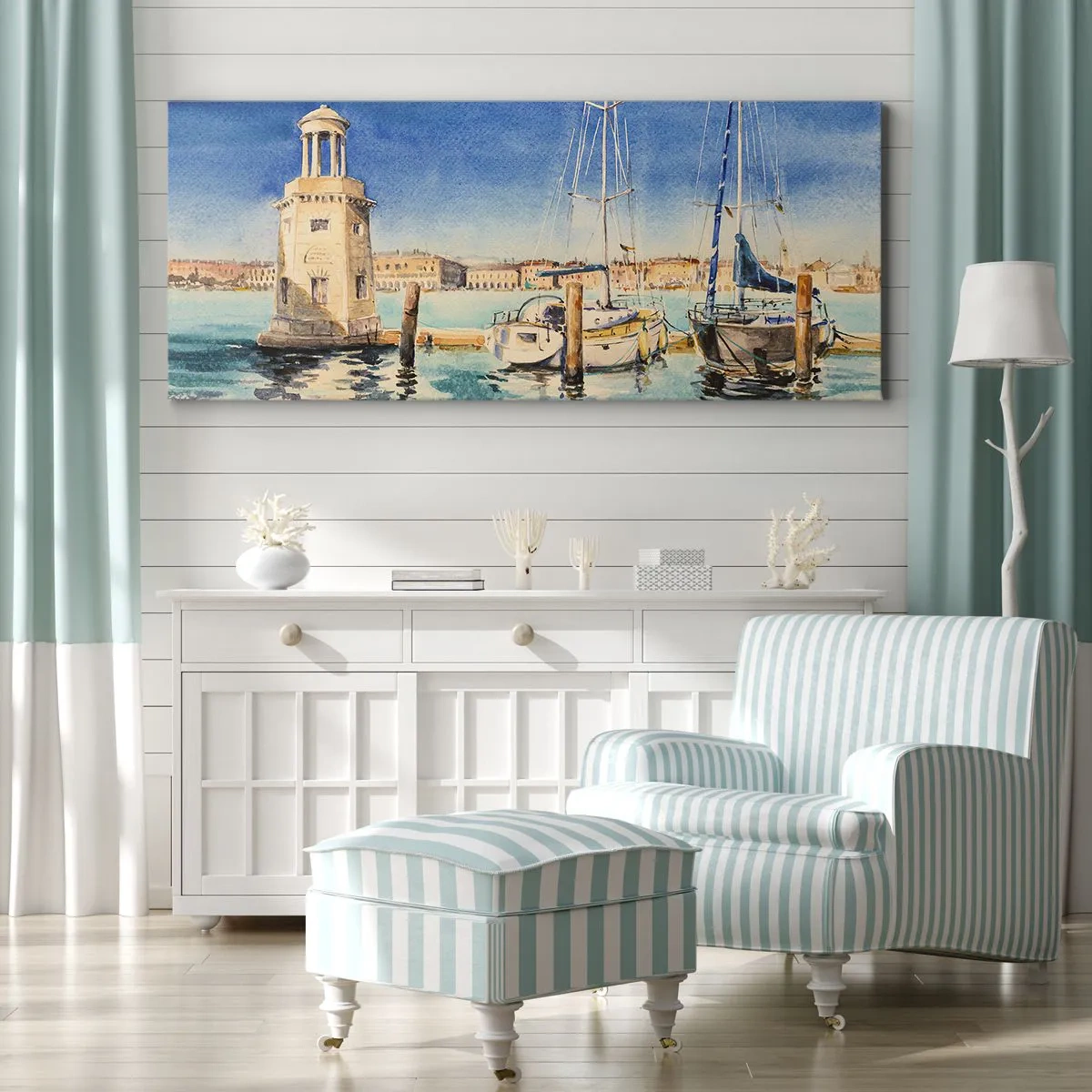 Bild auf Leinwand - Leinwandbild - Yachthafen mit Booten vor der Kulisse einer blauen Lagune - 120x50cm - Sonnige Lagune - Moderne Wanddekoration für Wohnzimmer und Schlafzimmer ARTTOR
