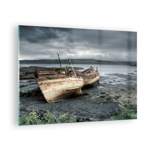 Glasbild - Bild auf glas - Zwei verfallene Holzboote am felsigen Ufer des Sees - 70x50cm - „Als Zeichen würdevoller Härten“ - Moderne Wanddekoration für Wohnzimmer und Schlafzimmer ARTTOR