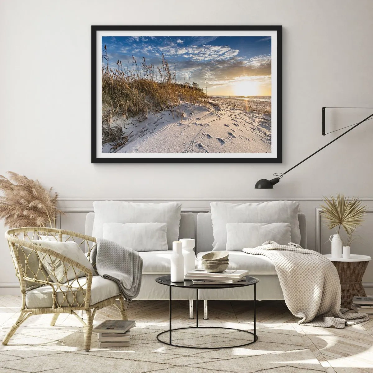 Poster in einem schwarzem Rahmen - Dünen mit Gras und Fußspuren im Sand bei Sonnenuntergang - 70x50cm - Einladung zu einem Spaziergang - Moderne Wanddekoration für Wohnzimmer und Schlafzimmer ARTTOR