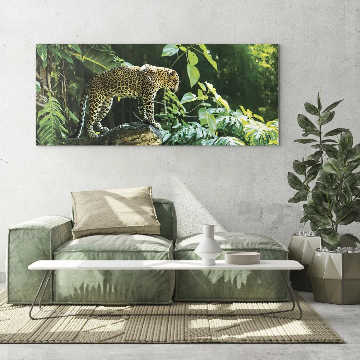 Glasbild - Bild auf glas - Ein Leopard steht auf einem Felsen, umgeben von tropischer Vegetation - 160x50cm - Auf die Jagd? - Moderne Wanddekoration für Wohnzimmer und Schlafzimmer ARTTOR