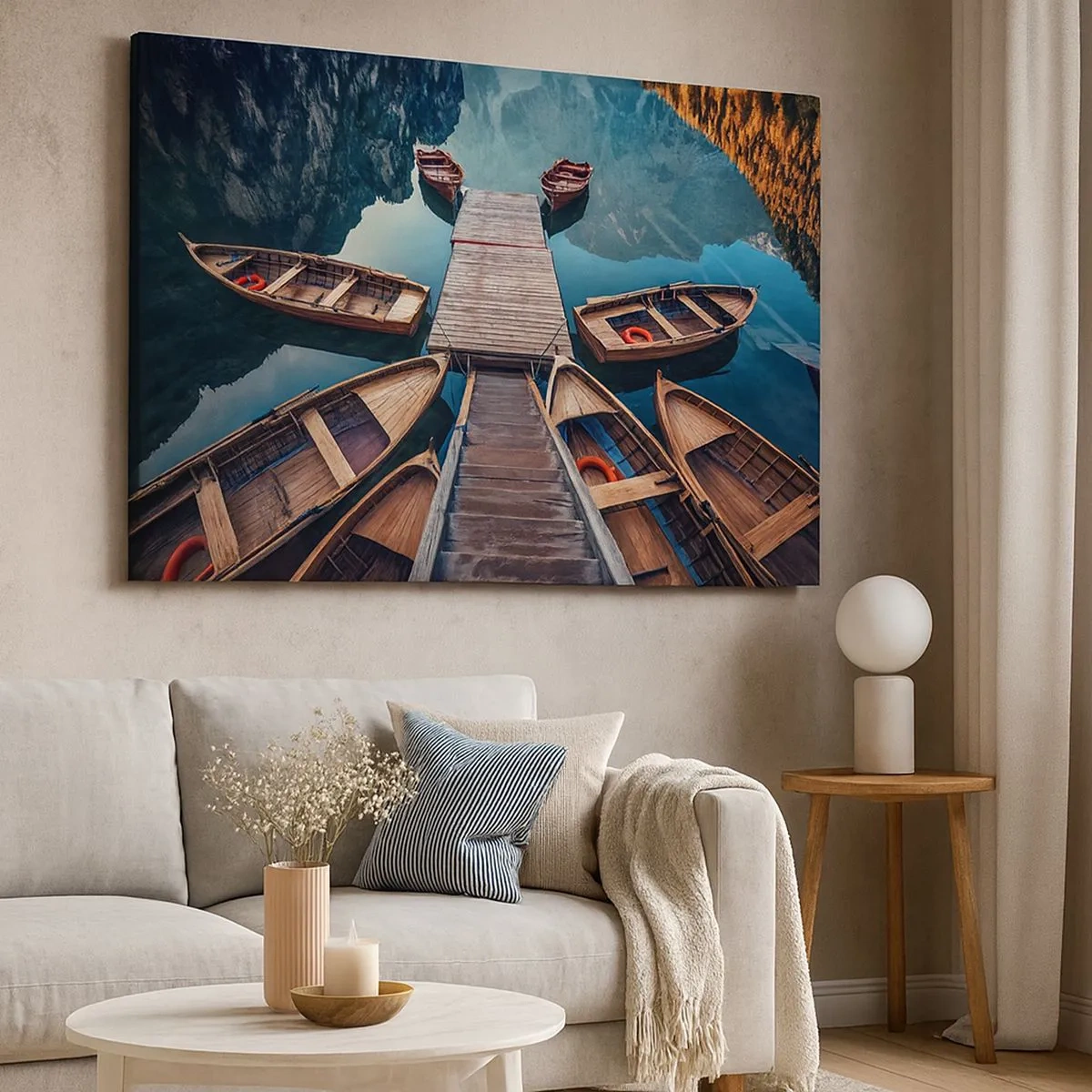 Bild auf Leinwand - Leinwandbild - Holzboote an einem Pier an einem Bergsee - 70x50cm - Ich warte am Yachthafen - Moderne Wanddekoration für Wohnzimmer und Schlafzimmer ARTTOR