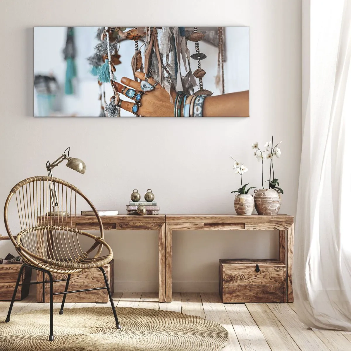 Bild auf Leinwand - Leinwandbild - Eine mit Boho-Schmuck geschmückte Hand mit Dekorationen im Hintergrund - 160x50cm - Lokale Schätze - Moderne Wanddekoration für Wohnzimmer und Schlafzimmer ARTTOR