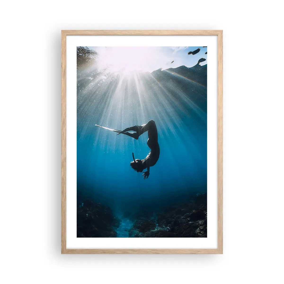 Poster in einem Rahmen aus heller Eiche - Tanz unter Wasser - 50x70 cm