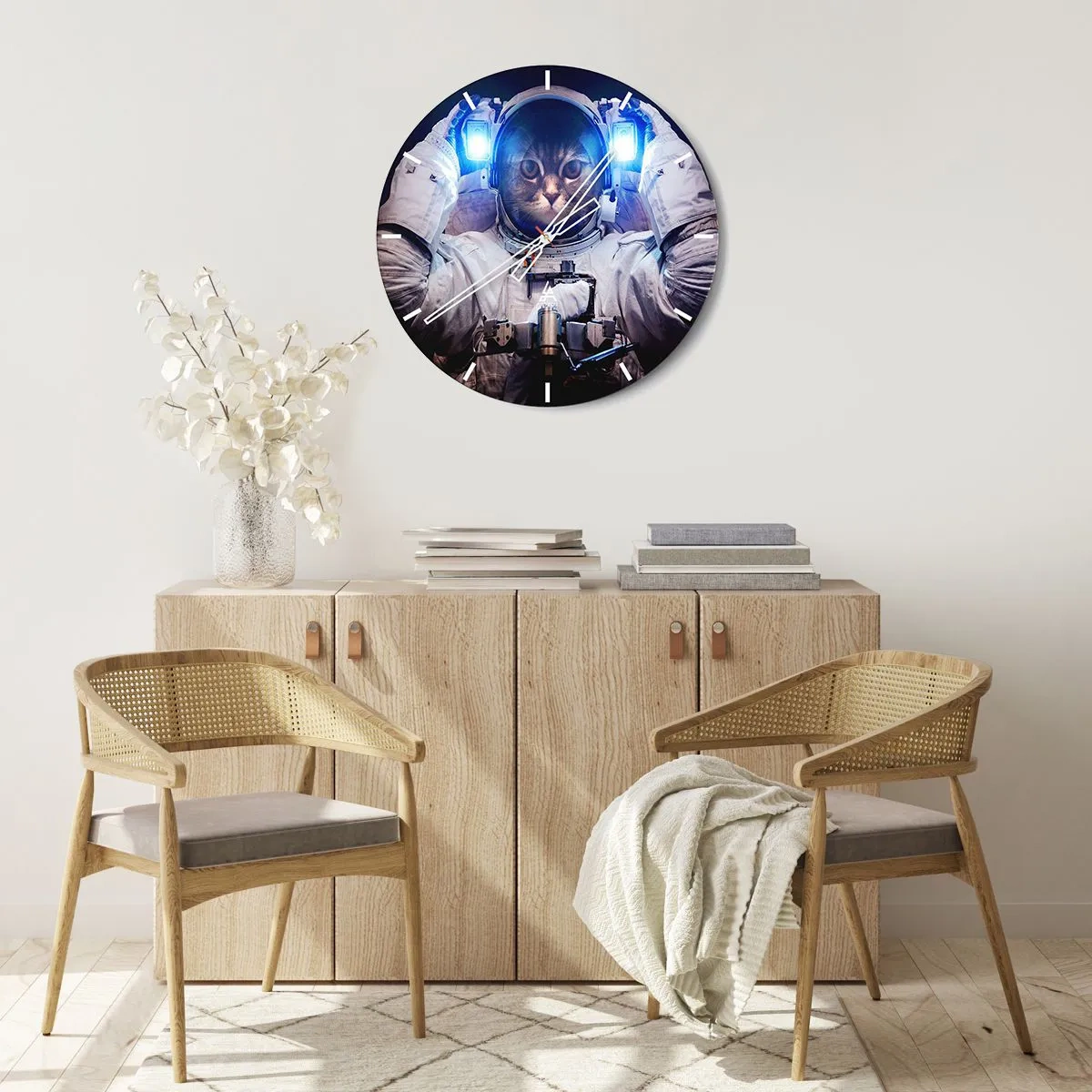 Wanduhr - Glasuhr - Eine Katze im Astronautenanzug mit blauem Licht im Hintergrund. - 30x30cm - Houston, du hast ein Problem - Moderne Wanddekoration für Wohnzimmer, Küche und Schlafzimmer ARTTOR