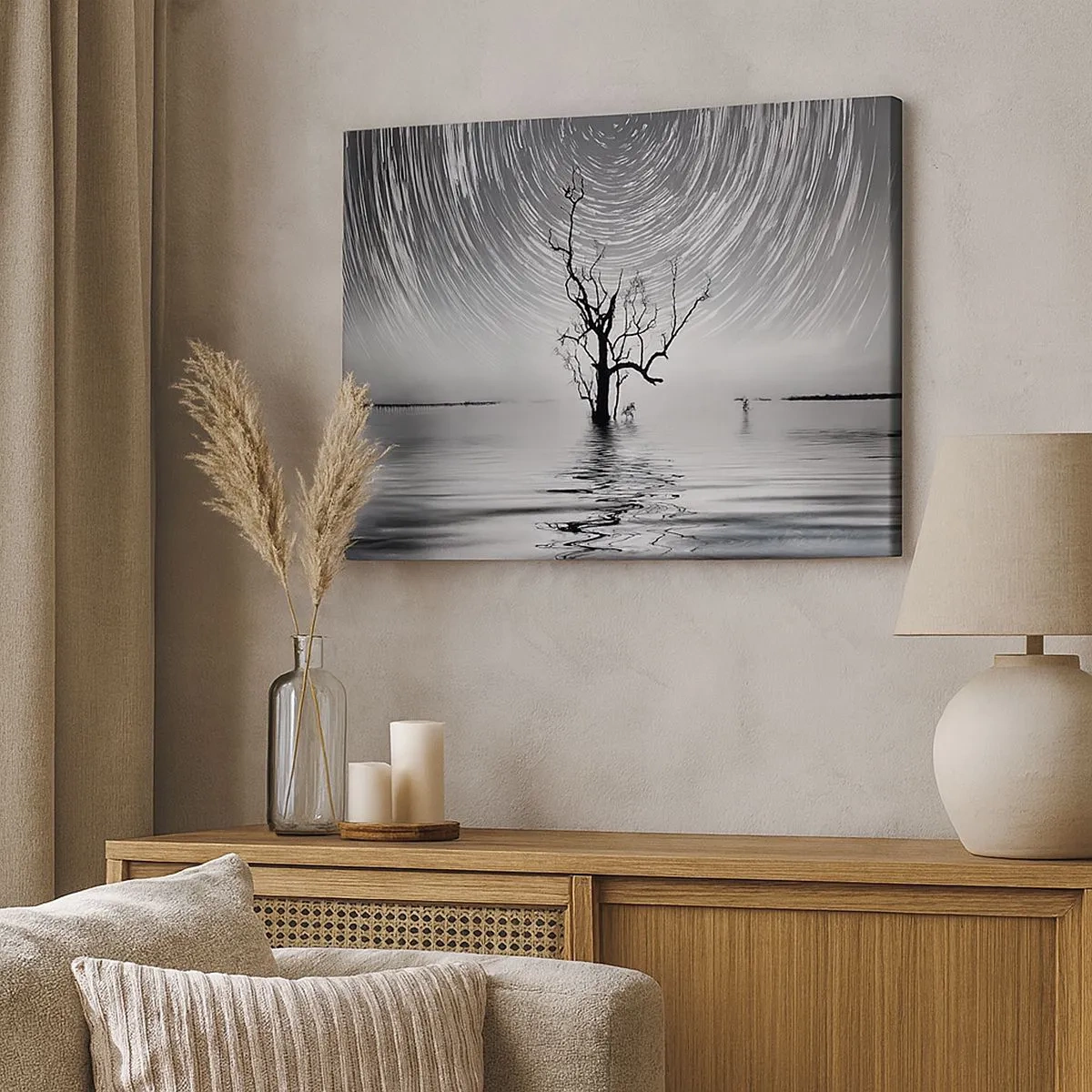 Bild auf Leinwand - Leinwandbild - Ein Baum im Wasser unter einem Nachthimmel mit sich bewegenden Sternen - 70x50cm - Eine Sinfonie der Natur - Moderne Wanddekoration für Wohnzimmer und Schlafzimmer ARTTOR