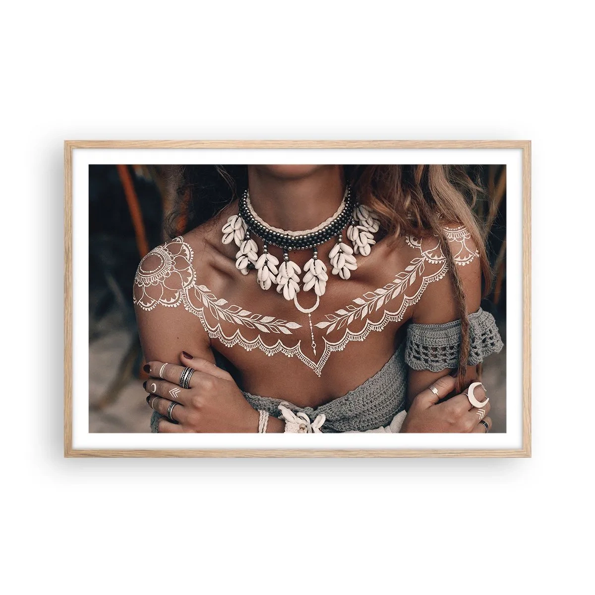 Poster in einem Rahmen aus heller Eiche - Talismane, Rituale der Weiblichkeit - 91x61 cm
