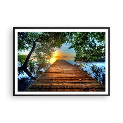 Poster in einem schwarzem Rahmen - Ein von Grün umgebener Holzsteg bei Sonnenuntergang - 100x70cm - Nimm dir Zeit, setz dich hin - Moderne Wanddekoration für Wohnzimmer und Schlafzimmer ARTTOR