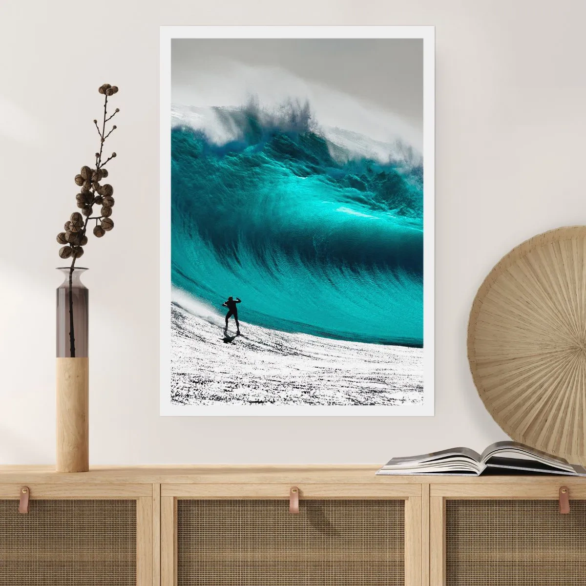 Poster - Ein Surfer vor einer riesigen türkisfarbenen Welle. - 50x70cm - Herausforderung angenommen - Moderne Wanddekoration für Wohnzimmer und Schlafzimmer ARTTOR
