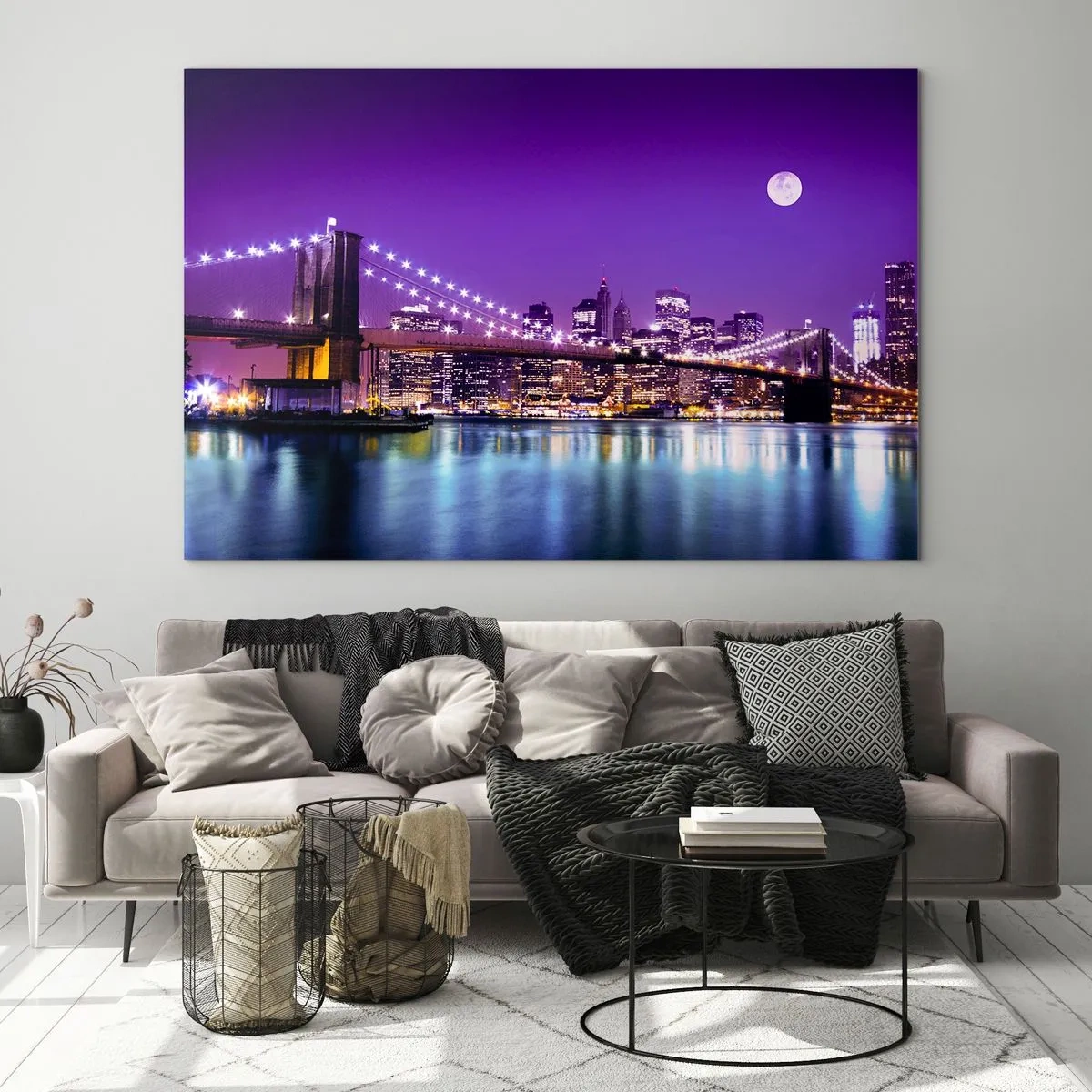 Glasbild - Bild auf glas - Brooklyn Bridge und Manhattan bei Nacht in violetten Farbtönen - 70x50cm - Die Lichter der Großstadt in Lila - Moderne Wanddekoration für Wohnzimmer und Schlafzimmer ARTTOR