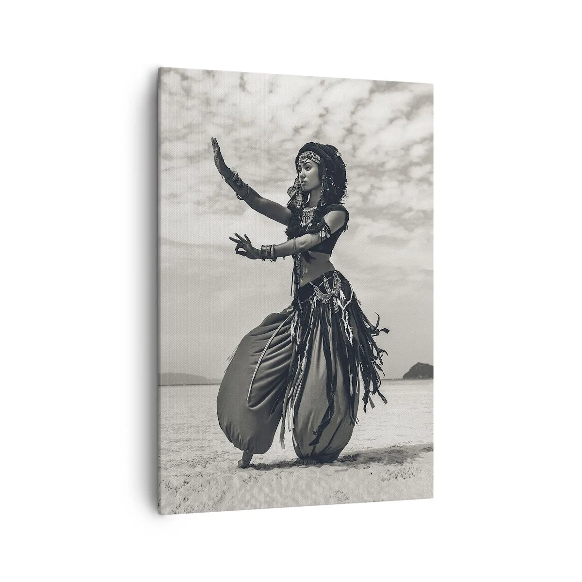 Bild auf Leinwand - Leinwandbild - Exotische Tänzerin vor Wüstenkulisse - 70x100cm - Der Tanz der südlichen Inseln - Moderne Wanddekoration für Wohnzimmer und Schlafzimmer ARTTOR