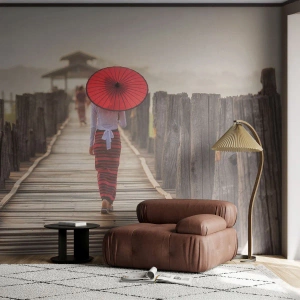 Fototapete Premium Sand - Frau mit rotem Regenschirm auf einer Holzbrücke im Morgengrauen - 100x70cm - Auf der alten Brücke - Moderne Wanddekoration für Wohnzimmer und Schlafzimmer ARTTOR