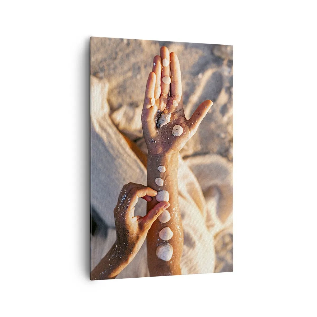 Bild auf Leinwand - Leinwandbild - Hände mit Muscheln auf dem Sandhintergrund angeordnet - 80x120cm - Schönheit an Ihren Fingerspitzen - Moderne Wanddekoration für Wohnzimmer und Schlafzimmer ARTTOR