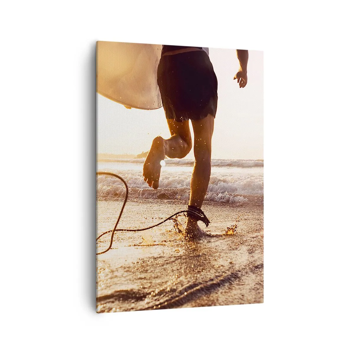 Bild auf Leinwand - Leinwandbild - Ein Surfer läuft mit seinem Brett in der Sonne am Strand entlang. - 70x100cm - Um die Welle zu treffen - Moderne Wanddekoration für Wohnzimmer und Schlafzimmer ARTTOR