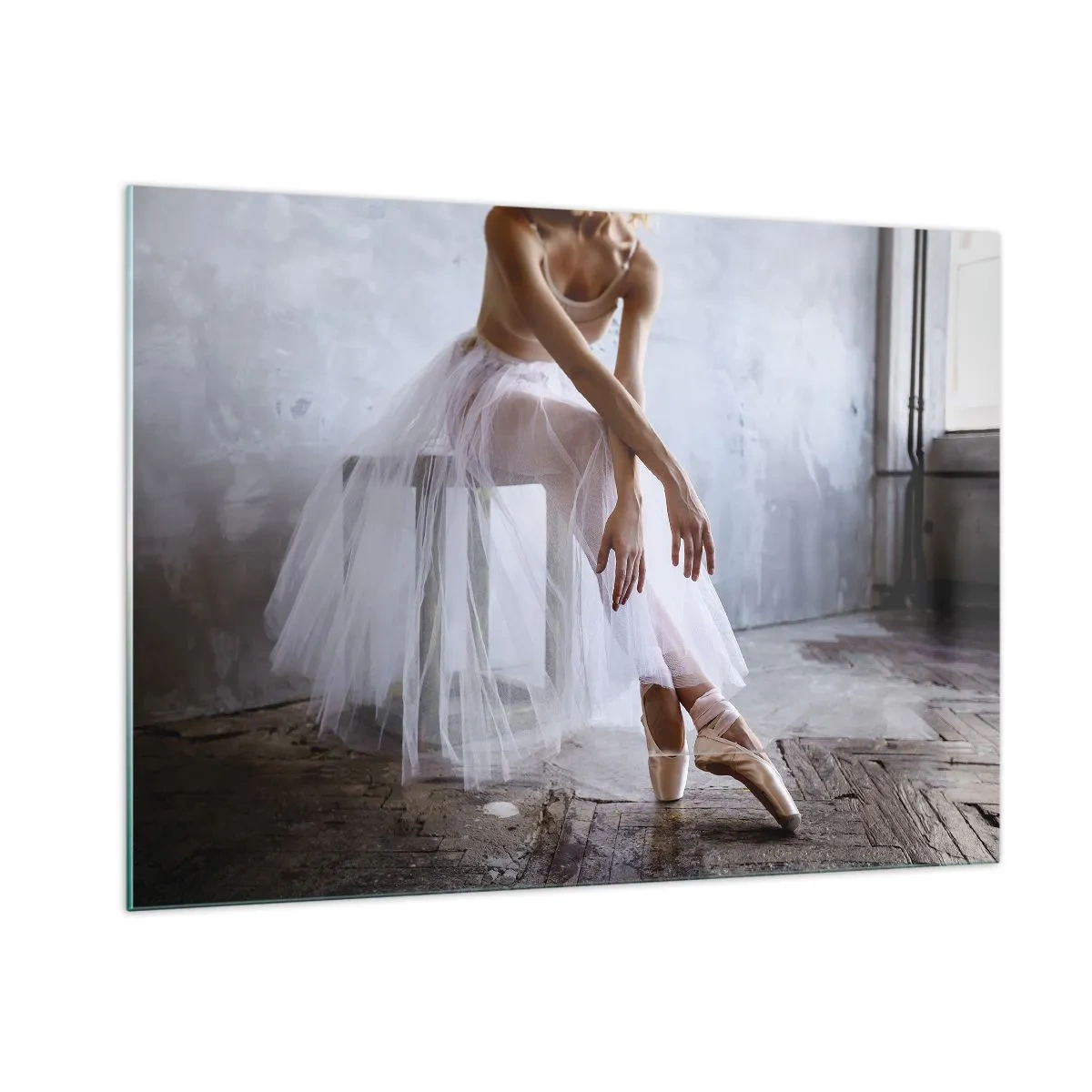 Glasbild - Bild auf glas - Eine Ballerina im Tüllrock ruht in der Halle - 100x70cm - Bevor die Rampe leuchtet - Moderne Wanddekoration für Wohnzimmer und Schlafzimmer ARTTOR