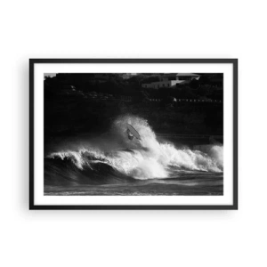 Poster in einem schwarzem Rahmen - Ein Surfer, der eine Welle reitet, in Monochrom - 70x50cm - Herausforderung angenommen! - Moderne Wanddekoration für Wohnzimmer und Schlafzimmer ARTTOR