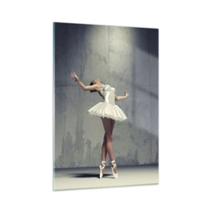 Glasbild - Bild auf glas - Eine Ballerina in einem weißen Kleid vor einer rohen Wand - 50x70cm - Leicht wie ein Vogel - Moderne Wanddekoration für Wohnzimmer und Schlafzimmer ARTTOR