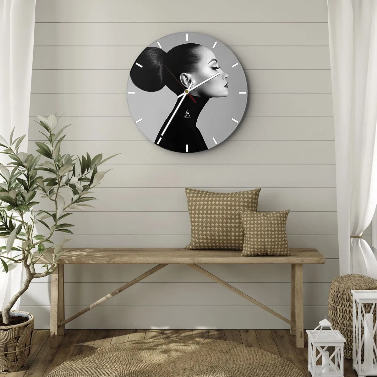 Wanduhr - Glasuhr - Profil einer Frau im künstlerischen Stil auf grauem Hintergrund - 30x30cm - Moderne Nofretete - Moderne Wanddekoration für Wohnzimmer, Küche und Schlafzimmer ARTTOR