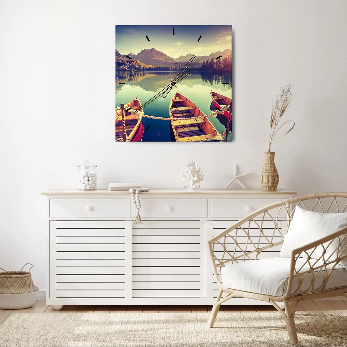 Wanduhr - Glasuhr - Boote auf einem ruhigen See, umgeben von Bergen bei Sonnenuntergang - 30x30cm - Lebe nach ihren Gesetzen - Moderne Wanddekoration für Wohnzimmer und Schlafzimmer ARTTOR