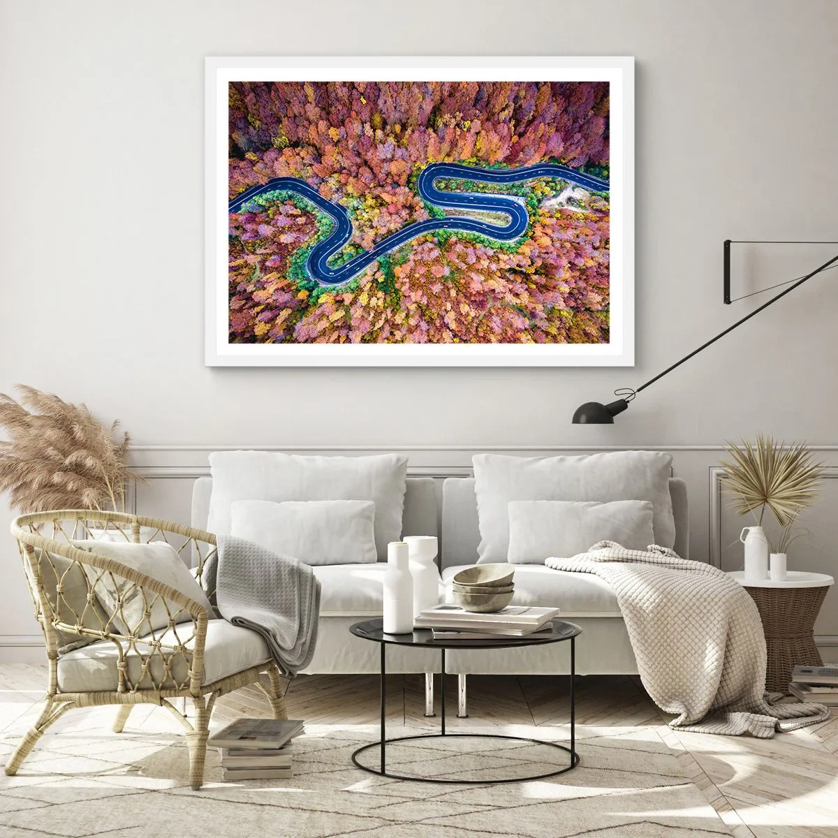 Poster in einem weißen Rahmen - Kurvenreicher Weg durch den Wald - 91x61 cm