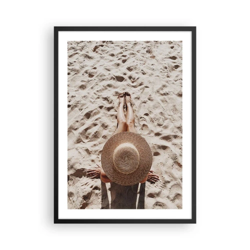 Poster in einem schwarzem Rahmen - Person, die am Strand ein Sonnenbad nimmt, Draufsicht mit einem großen Hut vor dem Sand - 50x70cm - Traumzeit - Moderne Wanddekoration für Wohnzimmer und Schlafzimmer ARTTOR