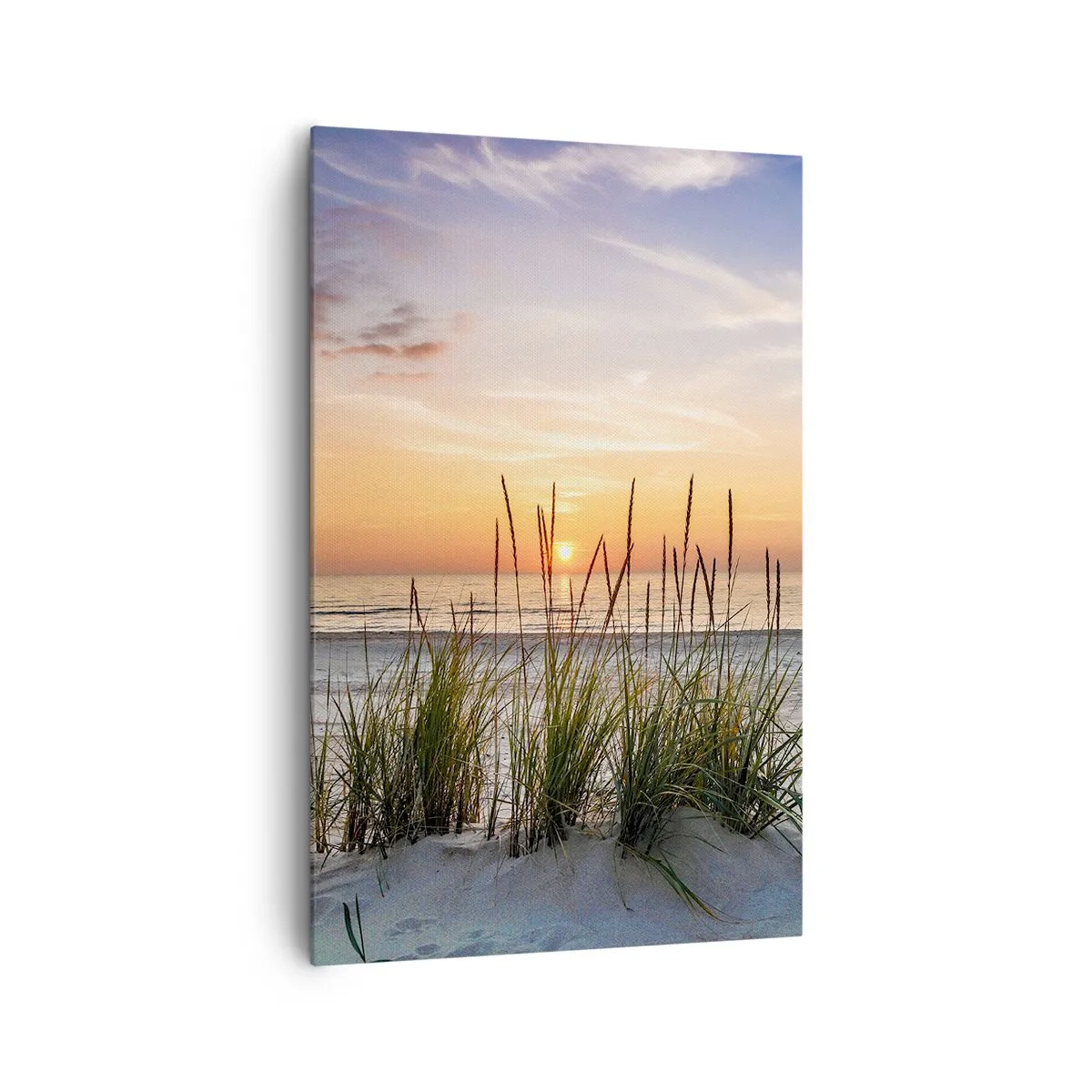 Bild auf Leinwand - Leinwandbild - Ein Sandstrand bei Sonnenuntergang mit Gras im Hintergrund - 80x120cm - Schau, denk, fühl - Moderne Wanddekoration für Wohnzimmer und Schlafzimmer ARTTOR