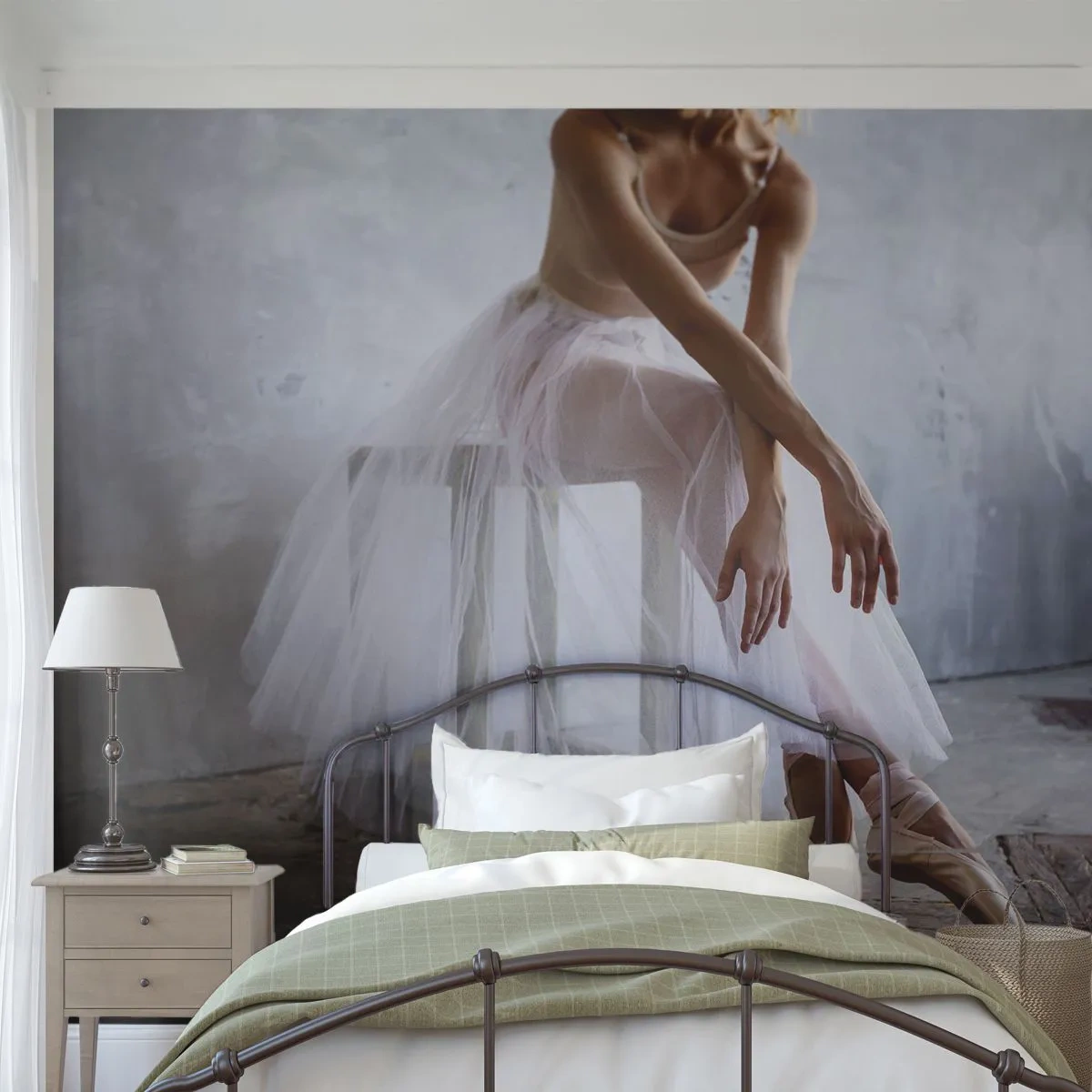 Fototapete Premium Sand - Eine Ballerina ruht sich in Ballettschuhen vor einem industriellen Hintergrund aus. - 100x70cm - Bevor die Rampe leuchtet - Moderne Wanddekoration für Wohnzimmer und Schlafzimmer ARTTOR