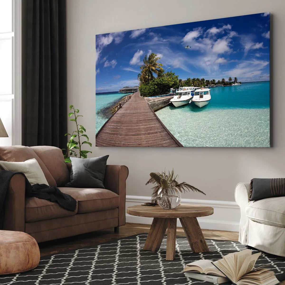 Bild auf Leinwand - Leinwandbild - Ein Steg über einem türkisfarbenen Meer mit Booten und Palmen - 120x80cm - Doch das Paradies gibt es - Moderne Wanddekoration für Wohnzimmer und Schlafzimmer ARTTOR