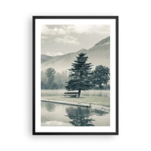 Poster in einem schwarzem Rahmen - Eine Bank unter einem Baum an einem See mit Bergkulisse - 50x70cm - Der See schläft noch - Moderne Wanddekoration für Wohnzimmer und Schlafzimmer ARTTOR