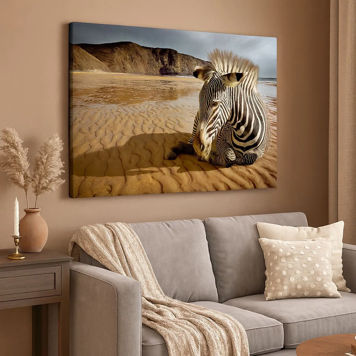 Bild auf Leinwand - Leinwandbild - Ein Zebra ruht sich an einem Sandstrand mit Klippen im Hintergrund aus. - 70x50cm - Wir passen zusammen - Moderne Wanddekoration für Wohnzimmer und Schlafzimmer ARTTOR