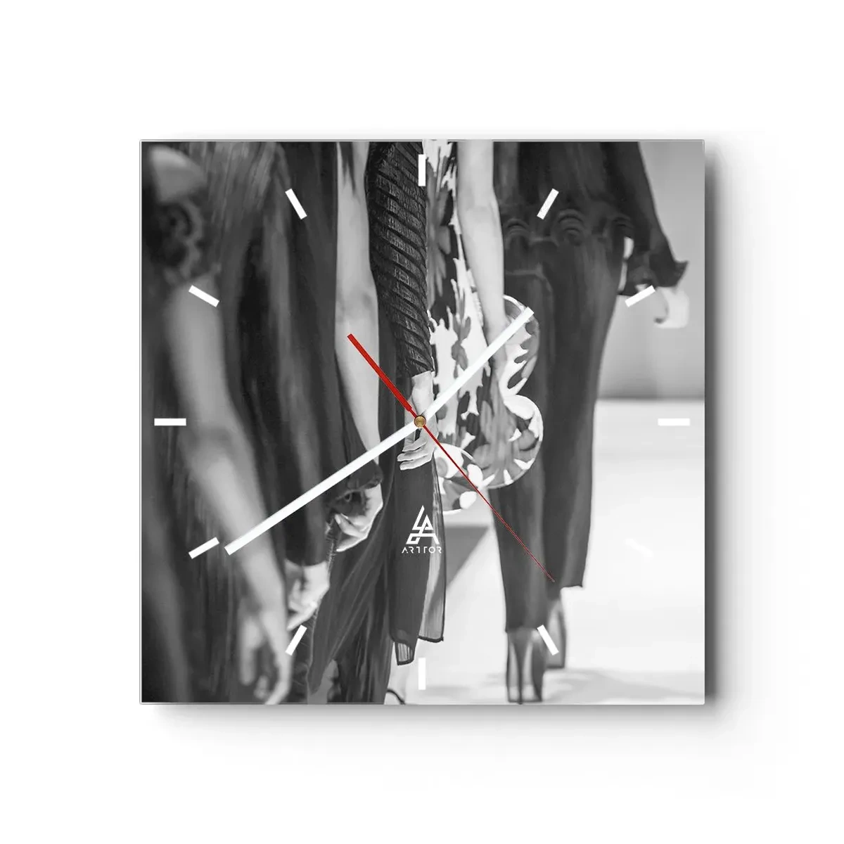 Wanduhr - Glasuhr - Eine schwarz-weiße Laufstegszene, die die Details der Kleider und Figuren der Models zeigt. - 30x30cm - Eine stilvolle Parade - Moderne Wanddekoration für Wohnzimmer und Schlafzimmer ARTTOR