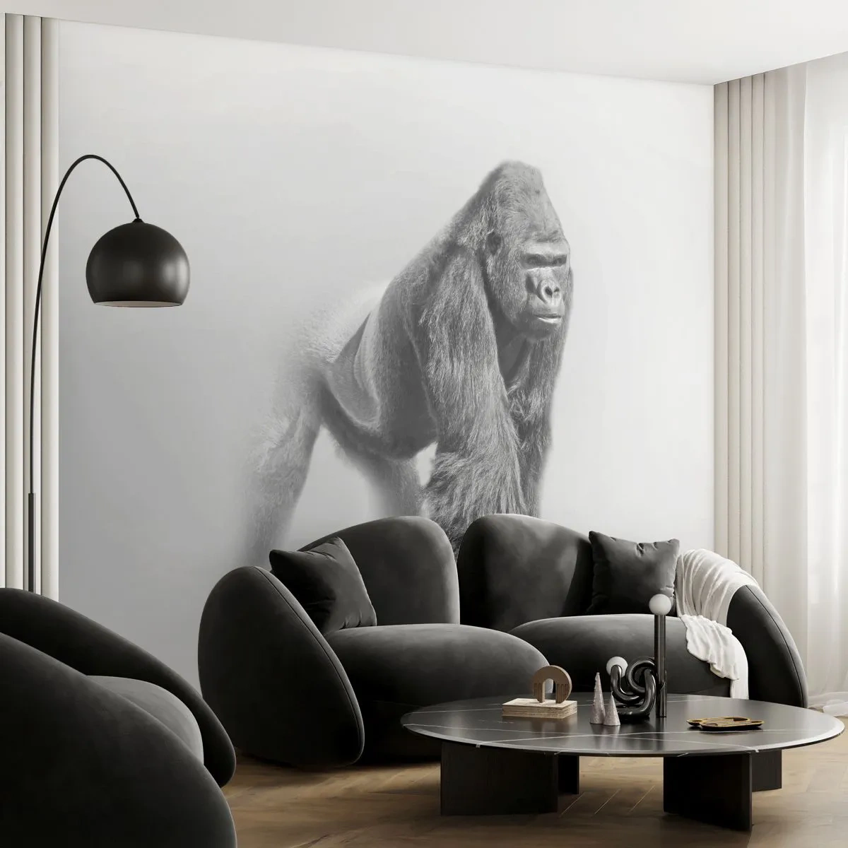Fototapete Premium Sand - Schwarz-Weiß-Porträt eines majestätischen Gorillas vor hellem Hintergrund - 100x70cm - Zuversichtlich in seiner Stärke - Moderne Wanddekoration für Wohnzimmer und Schlafzimmer ARTTOR