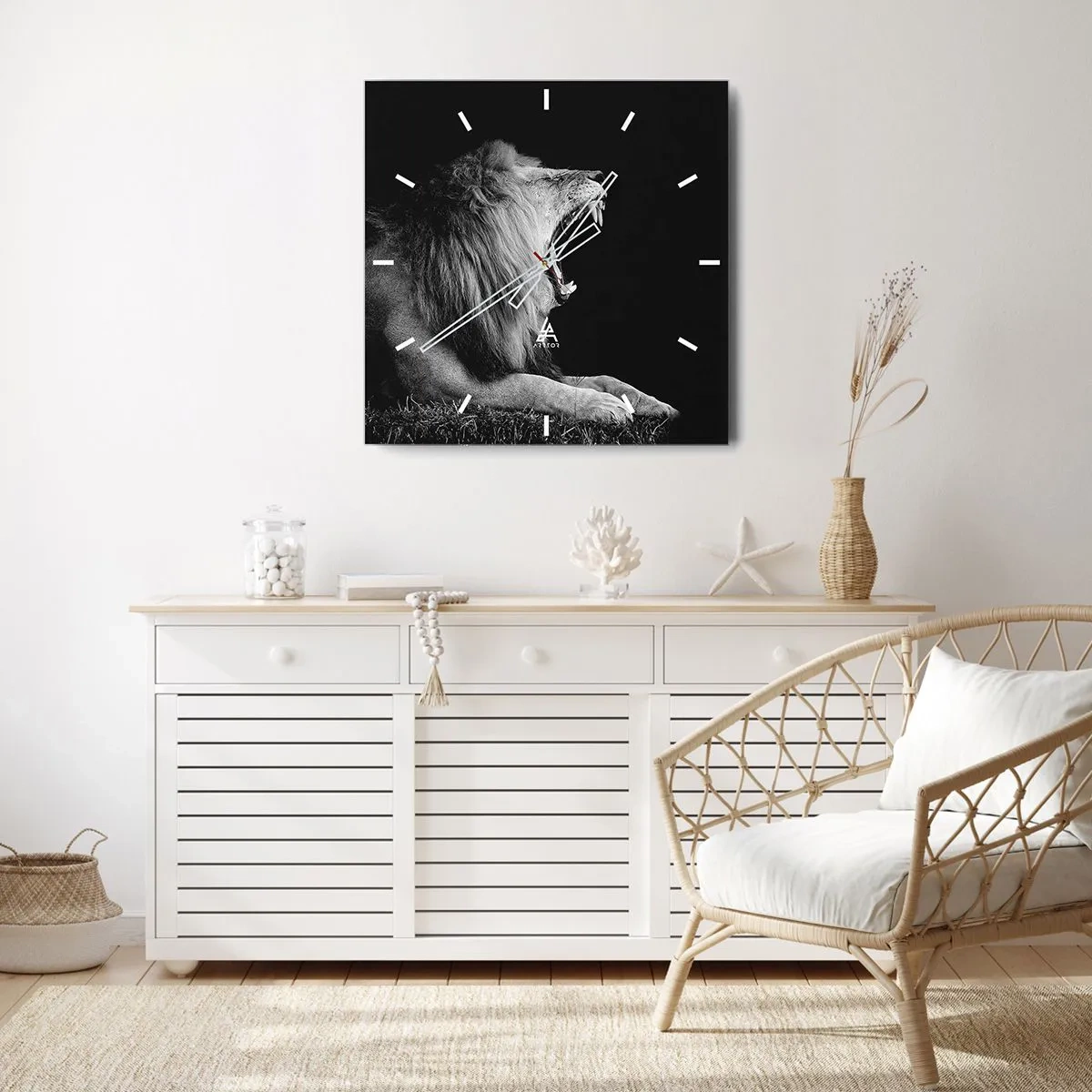 Wanduhr - Glasuhr - Ein brüllender Löwe auf schwarzem Hintergrund in Schwarz-Weiß-Tönen - 30x30cm - Ohne Zweifel - Moderne Wanddekoration für Wohnzimmer und Schlafzimmer ARTTOR