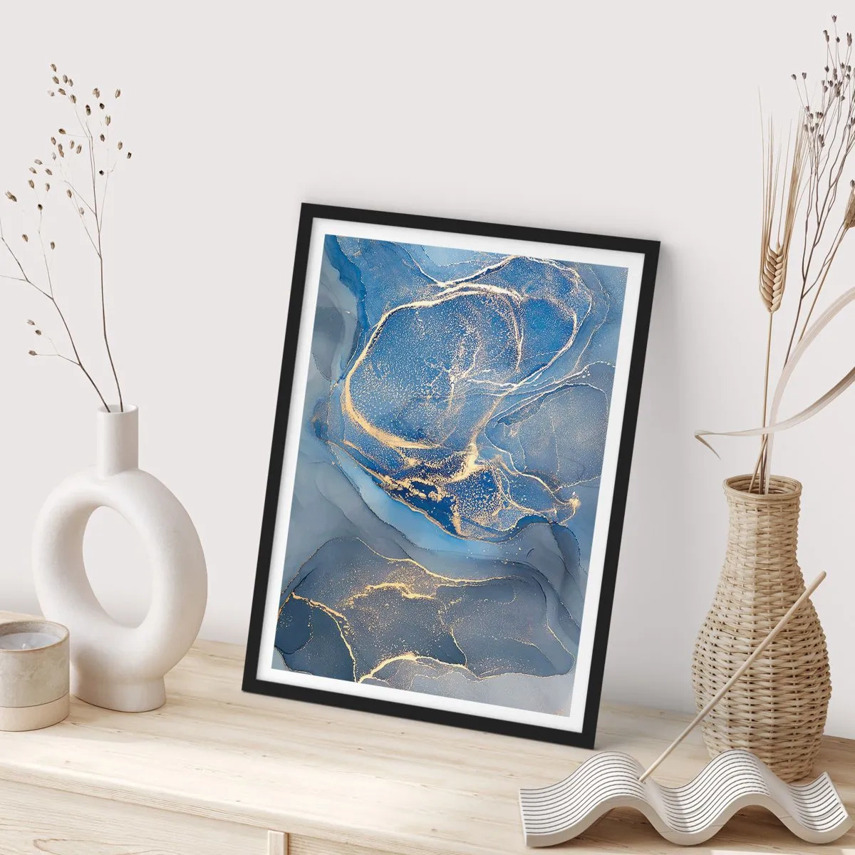 Poster in einem schwarzem Rahmen - Abstrakte Flecken in Blau- und Goldtönen - 50x70cm - Goldstaub - Moderne Wanddekoration für Wohnzimmer und Schlafzimmer ARTTOR