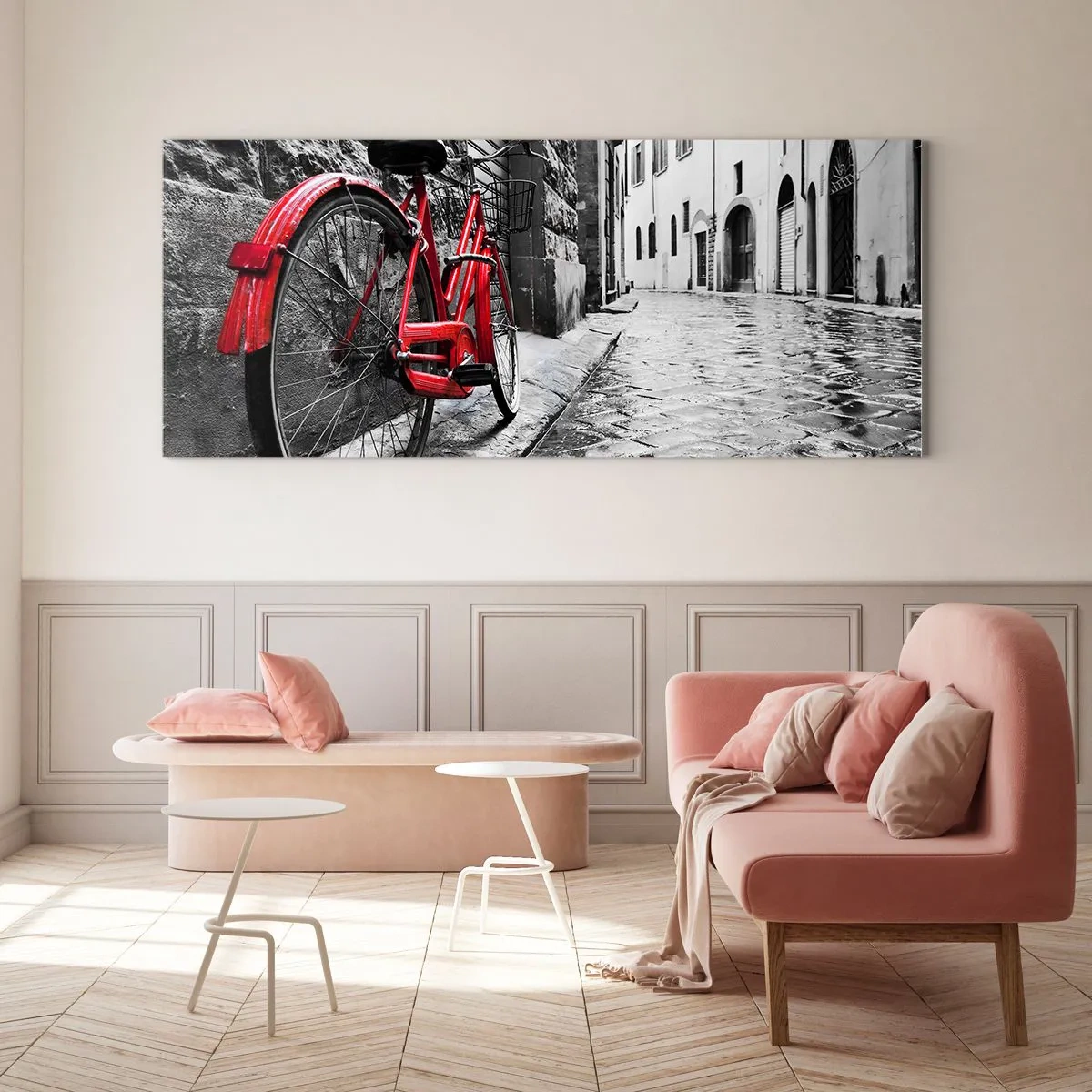 Glasbild - Bild auf glas - Rotes Fahrrad in einer schwarz-weißen Straße - 140x50cm - Wahre Schönheit wird nicht alt - Moderne Wanddekoration für Wohnzimmer und Schlafzimmer ARTTOR