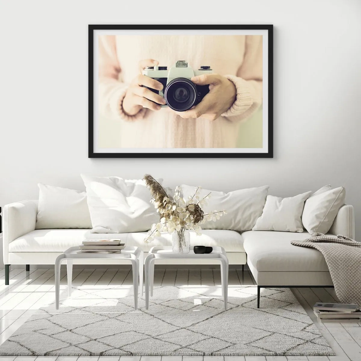 Poster in einem schwarzem Rahmen - Retro-Kamera in den Händen vor hellem Hintergrund gehalten - 100x70cm - Um mehr zu sehen ... - Moderne Wanddekoration für Wohnzimmer und Schlafzimmer ARTTOR