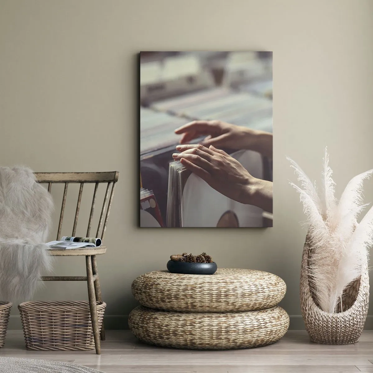Bild auf Leinwand - Leinwandbild - Hände blättern durch eine Vinylsammlung - 70x100cm - Auf der Suche nach Emotionen - Moderne Wanddekoration für Wohnzimmer und Schlafzimmer ARTTOR