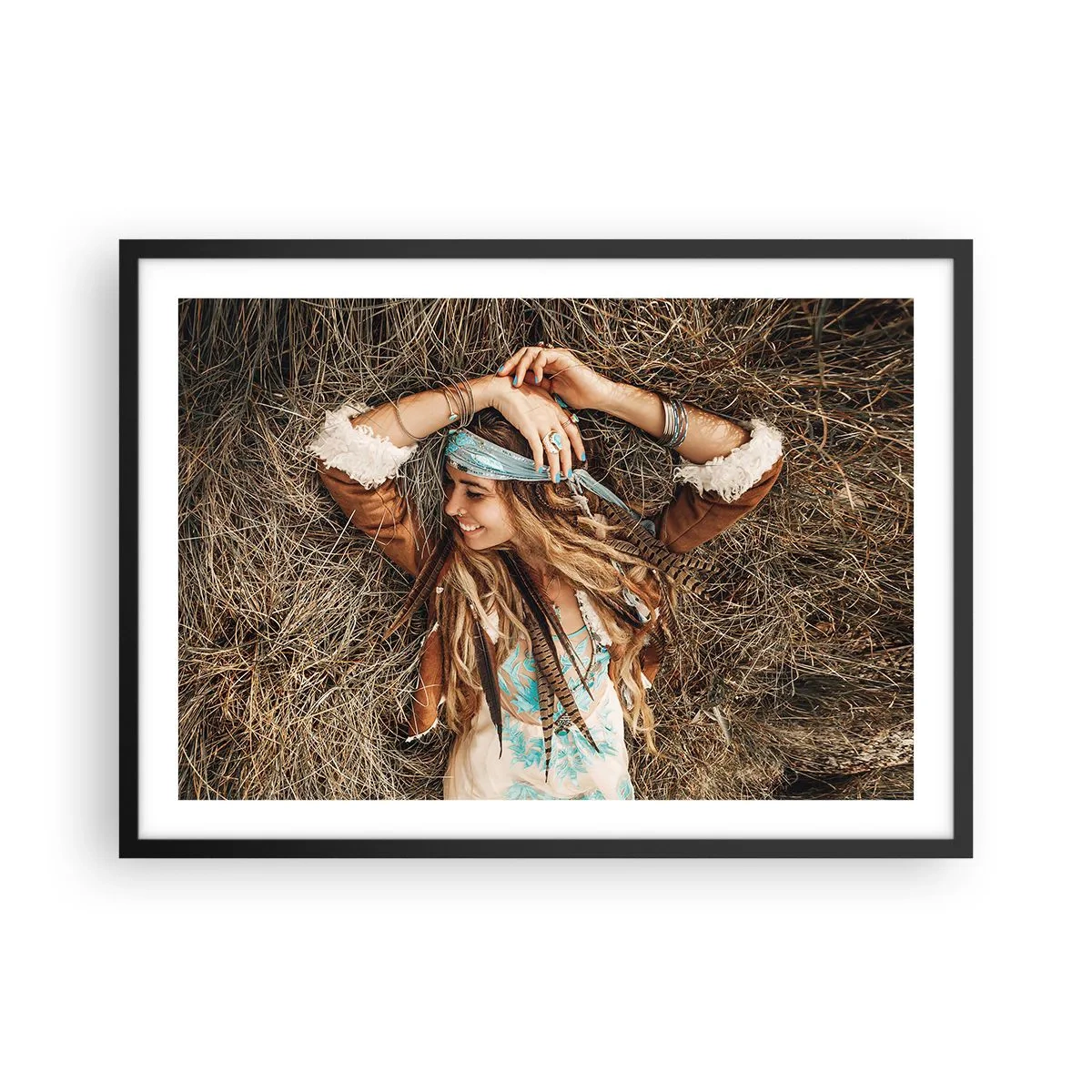 Poster in einem schwarzem Rahmen - Frau im Boho-Stil liegt auf Heu - 70x50cm - Auf dem Weg in den Sommer der Liebe - Moderne Wanddekoration für Wohnzimmer und Schlafzimmer ARTTOR
