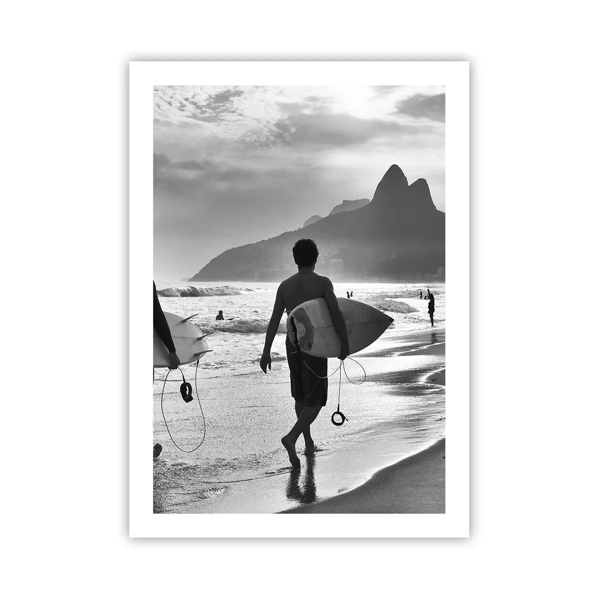 Poster - Ein Surfer am Strand in einem Schwarzweißfoto - 50x70cm - Single-Wave-Samba - Moderne Wanddekoration für Wohnzimmer und Schlafzimmer ARTTOR