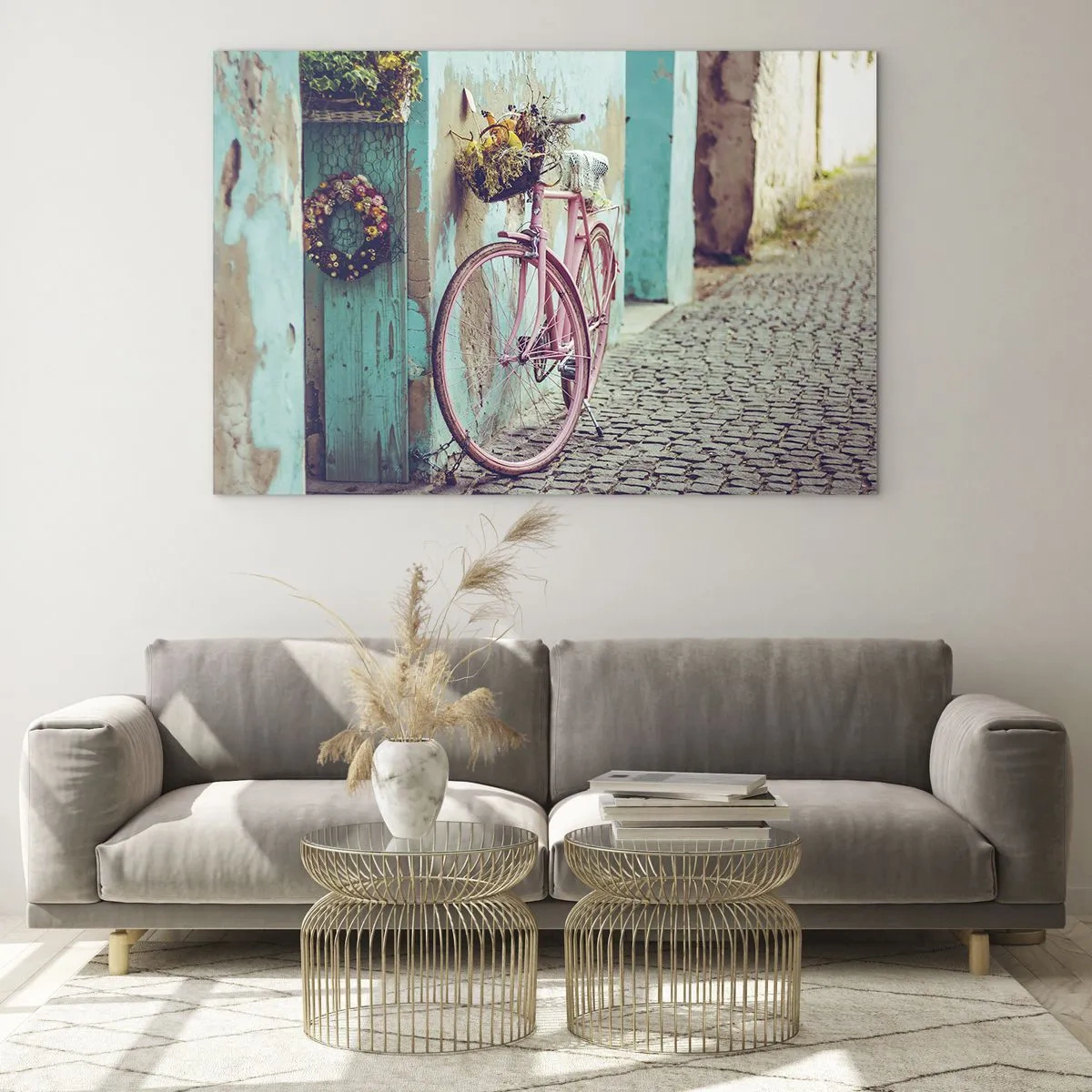 Glasbild - Bild auf glas - Ein rosa Fahrrad lehnt an einer Wand mit Blumen in Körben vor einem pastellfarbenen Hintergrund. - 70x50cm - Ich komme gleich wieder - Moderne Wanddekoration für Wohnzimmer und Schlafzimmer ARTTOR