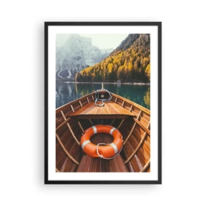 Poster in einem schwarzem Rahmen - Ein Holzboot auf einem von Bergen umgebenen See - 50x70cm - Bergreise - Moderne Wanddekoration für Wohnzimmer und Schlafzimmer ARTTOR
